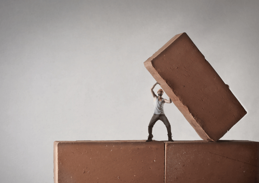 een man tilt een zware steen boven zijn hoofd een beeld van doorzettingsvermogen en de waarde van hard werk in het overwinnen van dagelijkse uitdagingen