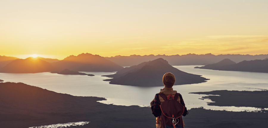 zingeving en amplitie vrouw die voor landschap staat